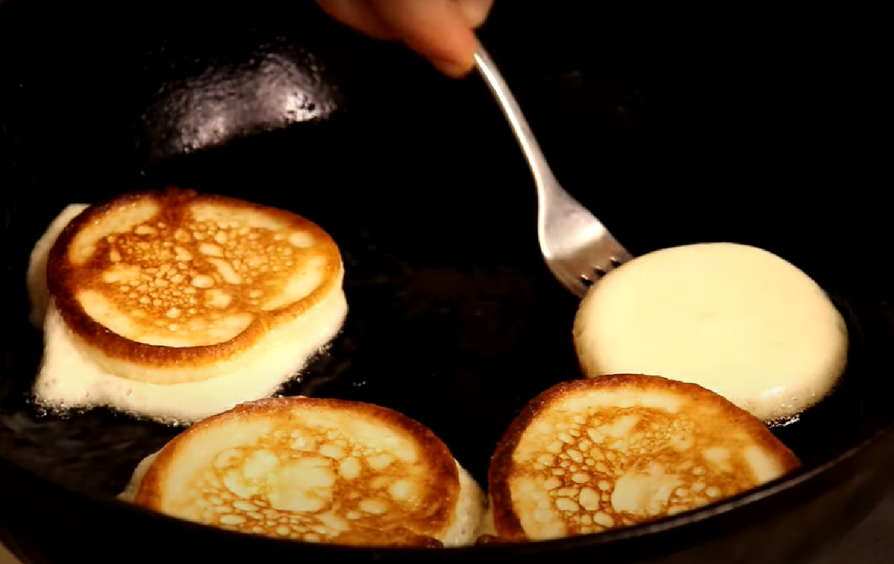 Нежные и пышные оладьи на кефире: рецепт легкого блюда для завтрака или обеда